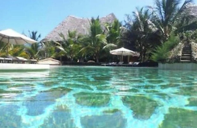 Beachfront 2 bedroom villa in resort with Pool Spann