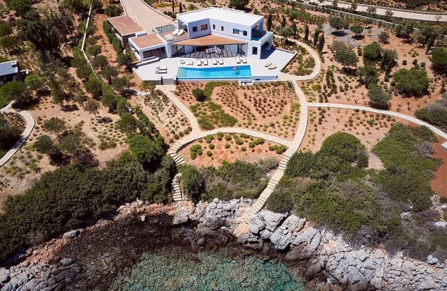 Beachfront 6 bedroom villa with a heated pool