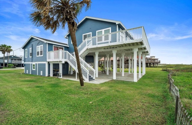 Beachfront Classic with Panoramic Ocean Views