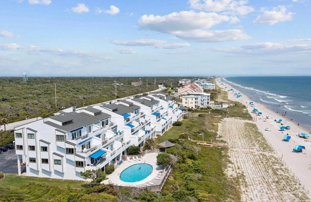 BEACHFRONT CONDO - OCEANFRONT VIEWS - UPDATED KITCHEN - POOL