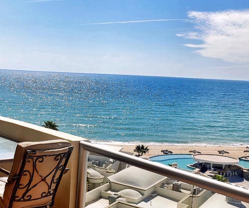 Beachfront Condo on Sandy Beach, Las Palmas Resort, 24hrs Security, Free Parking, Free Wi-Fi