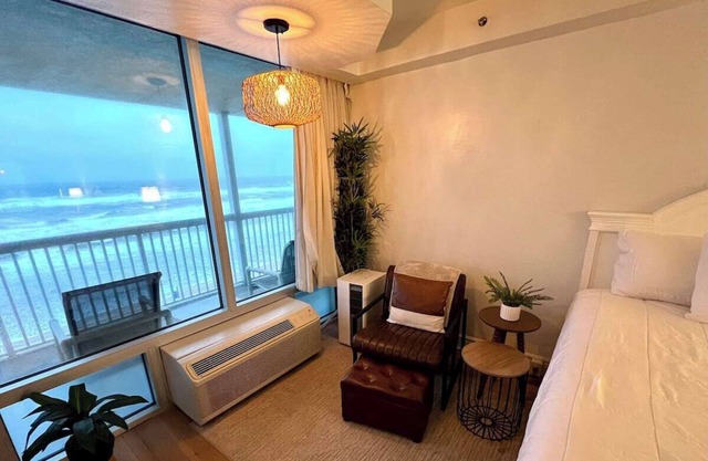 Beachfront – Direct Ocean View - 2 Queen Beds