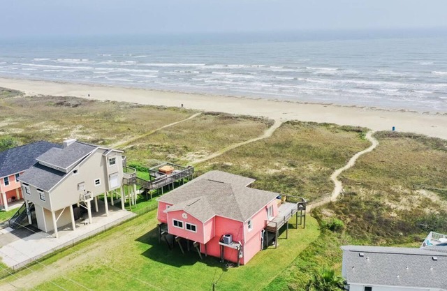 Beachfront Home and Hot Tub with fantastic views!