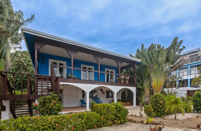 Beachfront home w/ocean view, shared dock/hammocks, partial AC & strong WiFi