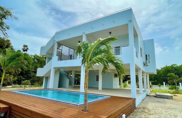 Beachfront Home w/Pool, Volleyball & Rooftop View