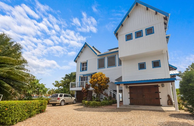 Beachfront house w/private pool, kayaks, strong WiFi, partial AC & ocean views