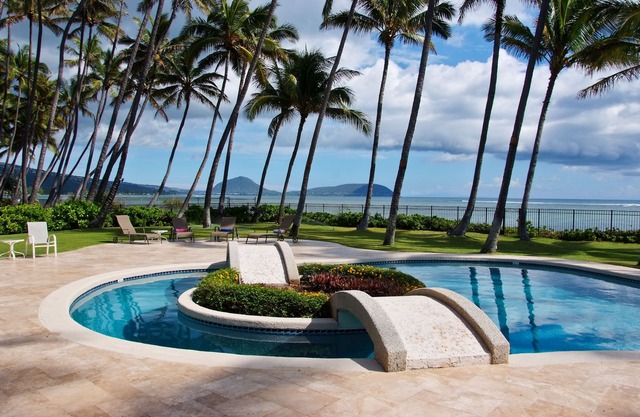 Beachfront, Kahala Mini Resort, w/2 pools, private tennis court, gated, A/C,