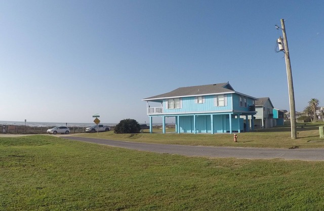 Beachfront Panoramic Views, Covered Patio, Clean, 6 Miles from Town