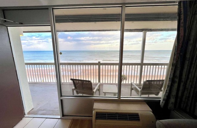Beachfront Studio - King Bed & Direct Ocean View