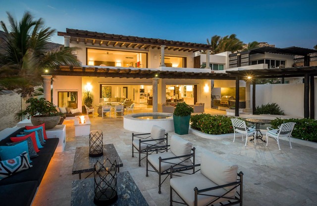 Beachfront Villa Pacifica includes Luxury Swimming Pool & Gourmet Kitchen!