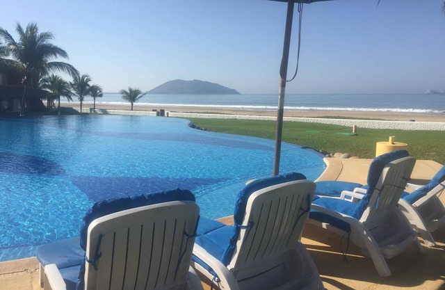 Beachfront Villa with wifi, Infinity Pool, 60 steps to the Beach!