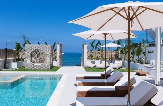 Beachfront villa with daily cleaning, sauna & gym: by etouri