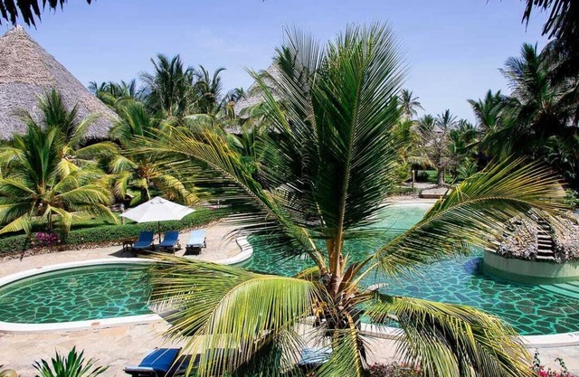 Beachside 2-bedroom cottage in beach resort with AC, Wi-Fi, Restaurant & Bar