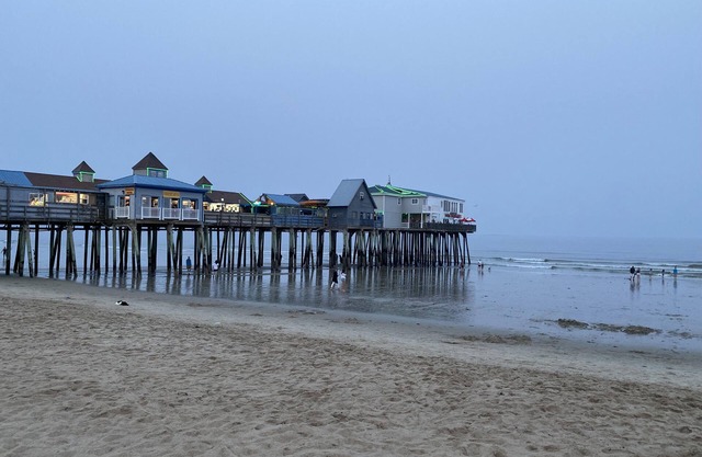 Beachside condo! One block from the beach. Walk to the pier, park and more fun!