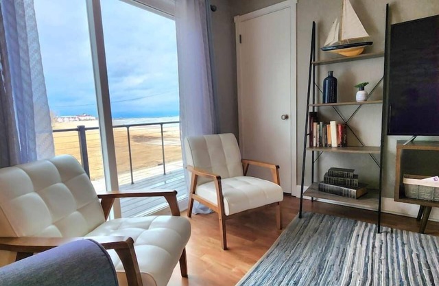 Beachside Condo w/Stunning Lake Views