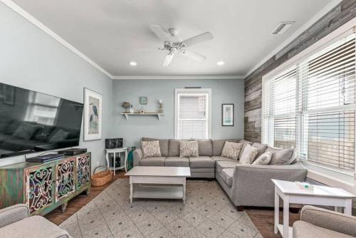 Beachside Getaway- Jacuzzi Fire Pit 3-Min Walk to Beach