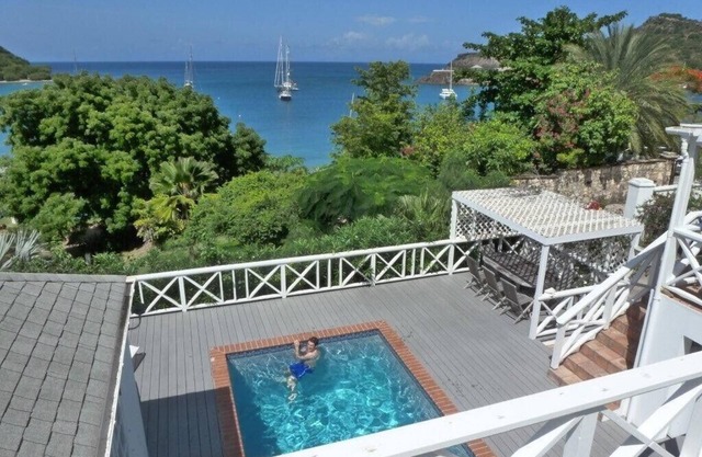 Beachside house with pool in Galleon Beach in beautiful English Harbour