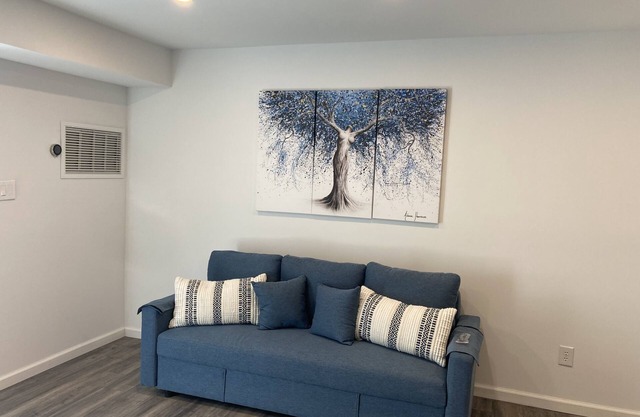 Beachside Retreat 5 Minute Walk from the beach. Neighboring Virginia Beach!