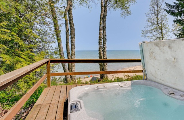 Beachy Palms Cottage on Lake Huron w/Hot Tub!