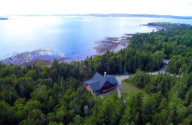 Bear Beach Maine! Oceanfront Log Cabin, Secluded Sandy Beach, Sunsets & Sauna