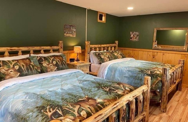 Bear Creek Resort, Lower Cabin Suite (2 queen beds), Lower Cabin Suite (2 queen beds)