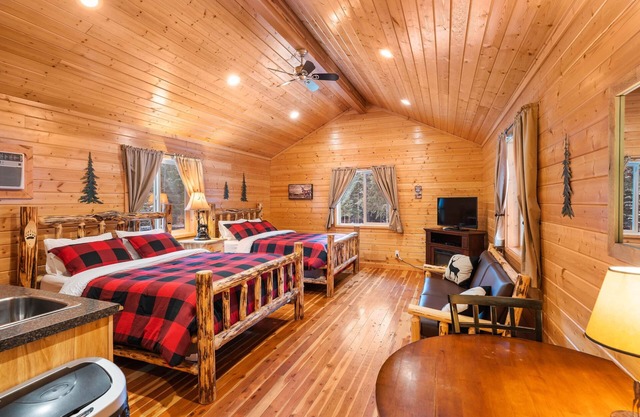 Bear Creek Resort, Cabin Suite (end unit 2 queen beds), Cabin Suite (end unit 2 queen beds)