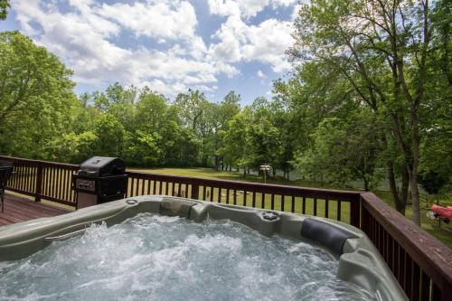 Bear Valley- Riverfront with hot tub - Starlink Satellite Wi-Fi