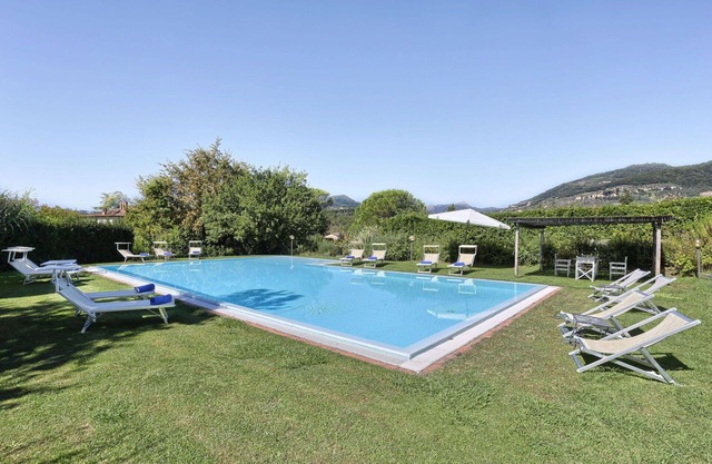 Beautiful villa for 20 people with WIFI, A/C, private pool and TV, close to Lucca