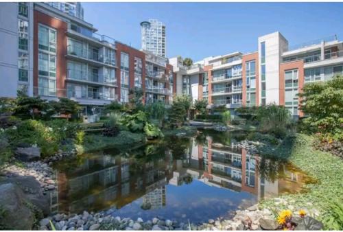 Beautiful 1 BR in the Heart of Downtown: Parking, Pool & Gym