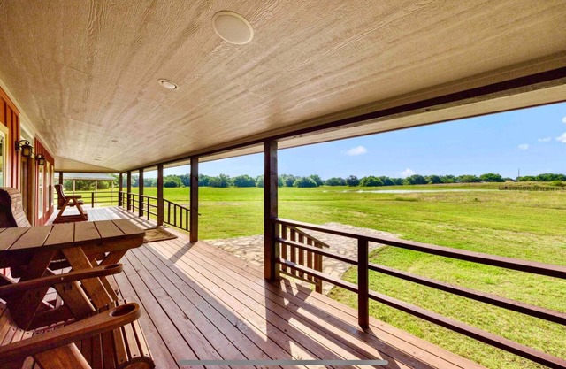 Beautiful 160 Acres Luxurious Ranch & 2 Lakes! Great for Celebrations
