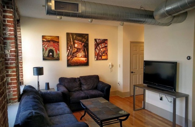 Beautiful 1BR downtown condo near EVERYTHING!