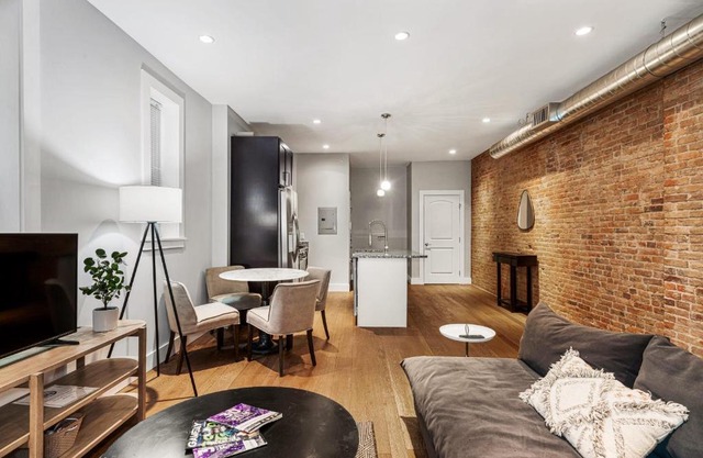 Beautiful 1BR in Perfect Downtown Location