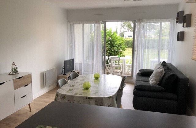 Beautiful 2-bedroom apartment, tastefully decorated, located in a residence facing.