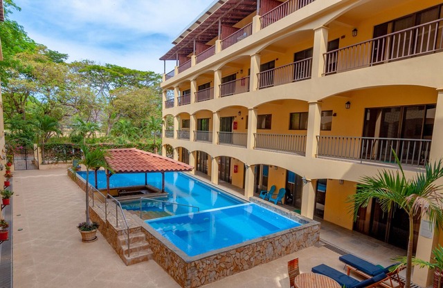 Beautiful 2 bedroom condo walking distance to the beach