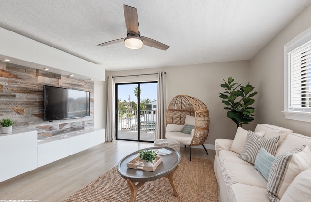 Beautiful 2 Bedroom Condo with Dock Slip and Pool
