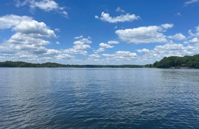 Beautiful 2bd, 2 ba Oasis -WiFi, AC, lake access with private boat slip & launch