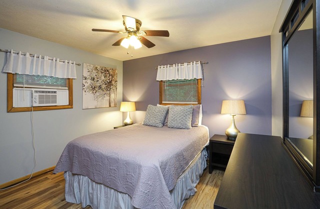 Beautiful 2bdrm Cabin°Hot Tub°Balcony°Parking°