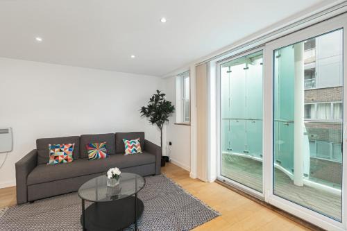 Beautiful 2Bed 2Bath Apartment 4Mins to Train Station with WiFi and Free Parking