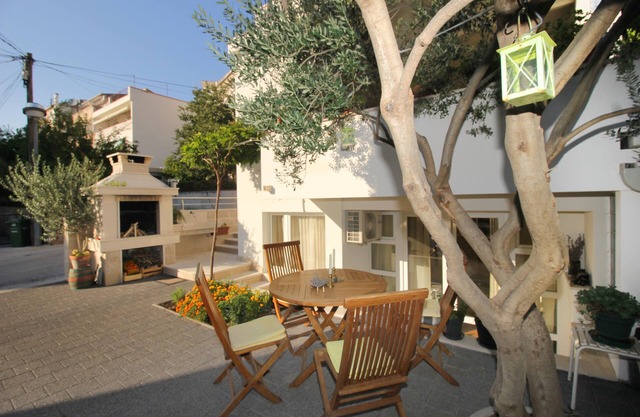 Beautiful 3-bedroom app, by the beach
