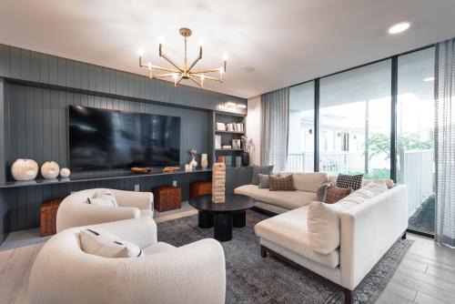 Beautiful 3 bedroom oasis close to downtown