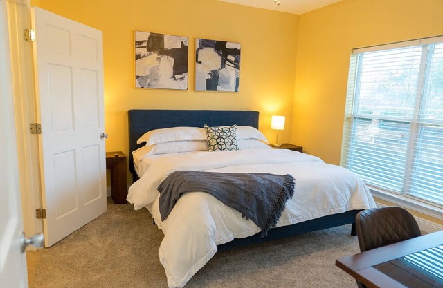 Beautiful 3BR 2BA/Full Kitchen/Balcony/W&D