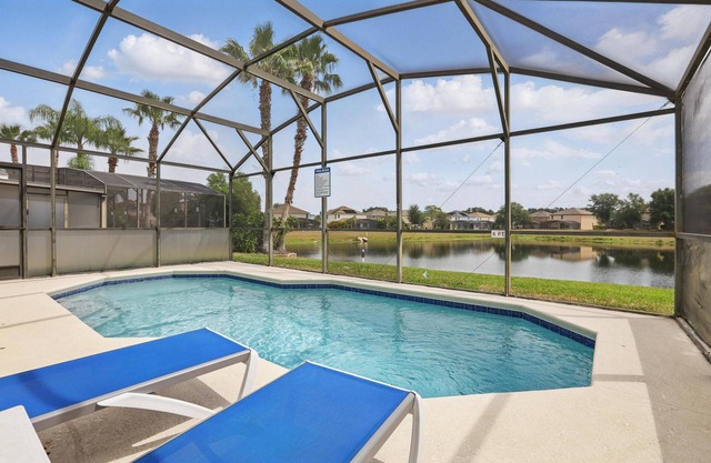 ⭐Beautiful 4 Bed 3 Bath Villa with Stunning Lake View from Private Pool Deck⭐