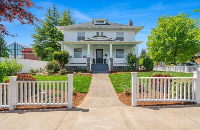 Beautiful 4 bedroom! Hot Tub, Fabulous Downtown Newberg Location!