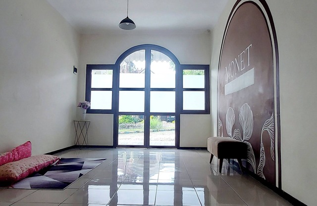 Beautiful 4-bedroom villa in Jawa Timur with stunning views ,comfy n homey villa