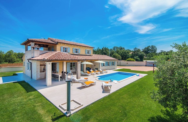 Beautiful 4 bedroom villa on peaceful location in village Pavićini