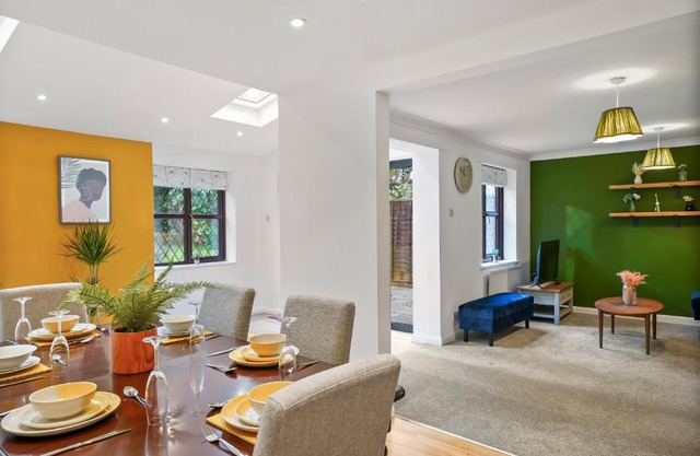 Beautiful 5 bedroom house in Stone, Aylesbury, Free parking