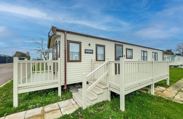 Beautiful 6 berth caravan with decking at Valley Farm Holiday Park ref 46736V