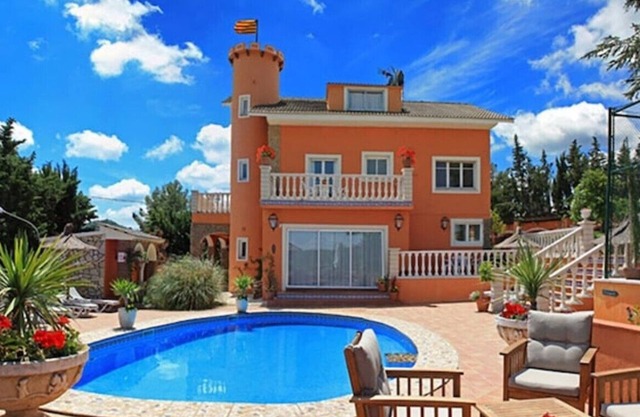 Beautiful 7 Bed Barcelona Castle Villa, Tennis Court, Pool, & BQ House