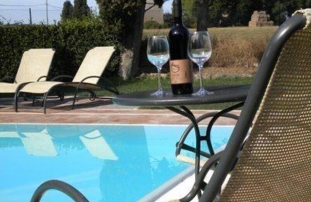 Beautiful apartment in villa for 2 guests with pool, TV, patio and pets allowed