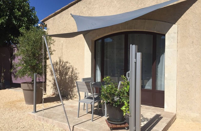 Beautiful air-conditioned apartment with swimming pool at the foot of the Luberon